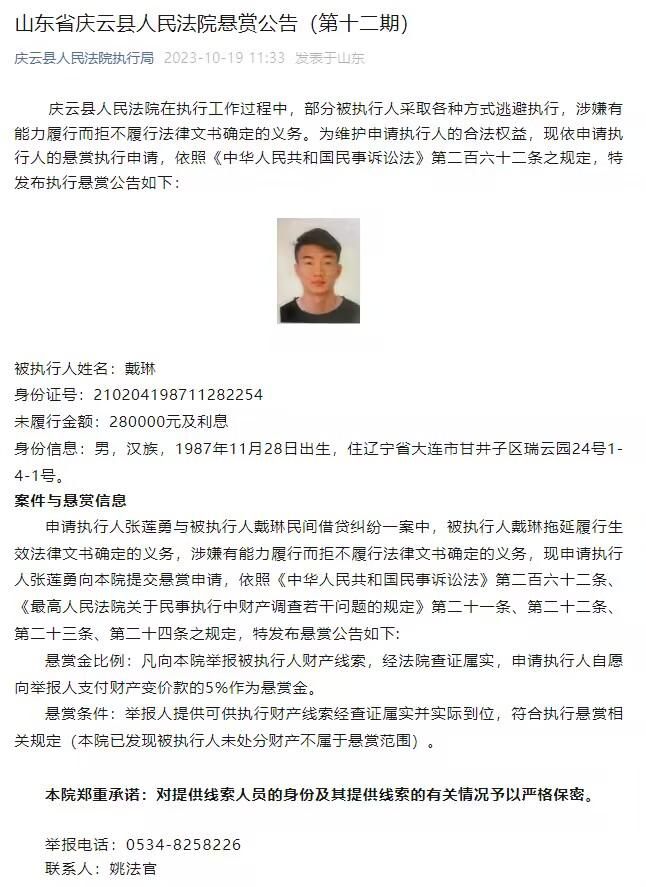 第一张海报中，三人位于车后座中，宋佳坐在中间亲密无间地揽着两人，其乐融融